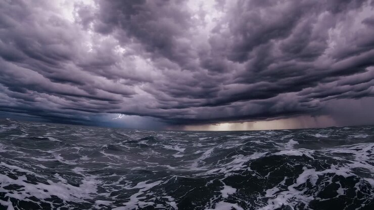 Scena video drammatica di onde oceaniche tempestose sotto nuvole scure e vorticose
