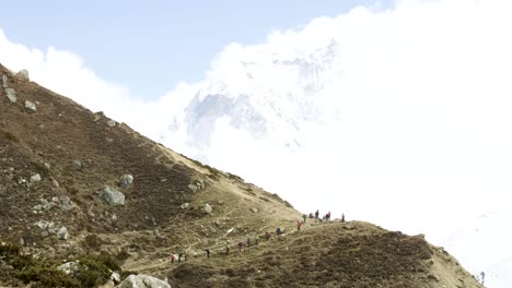 hay muchos mochileros en el paso de larke en nepal. área de manaslu.