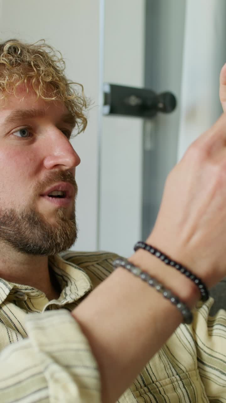 장치 를 보고 있는 사람