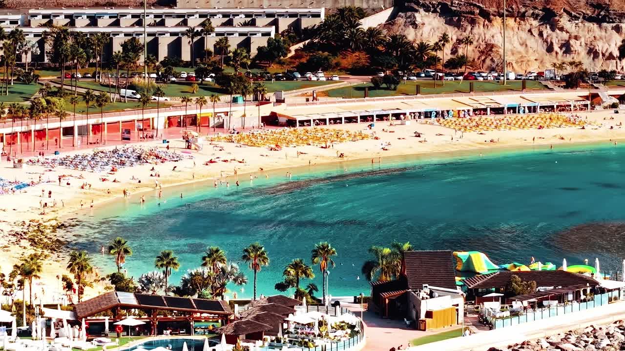 Khung cảnh bãi biển và khu nghỉ dưỡng Gran Canaria nhìn từ trên cao