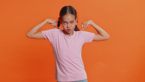 niño en forma, niña, niño, mostrando bíceps y pareciendo saludable, sintiendo poder, fuerza, éxito, victoria.