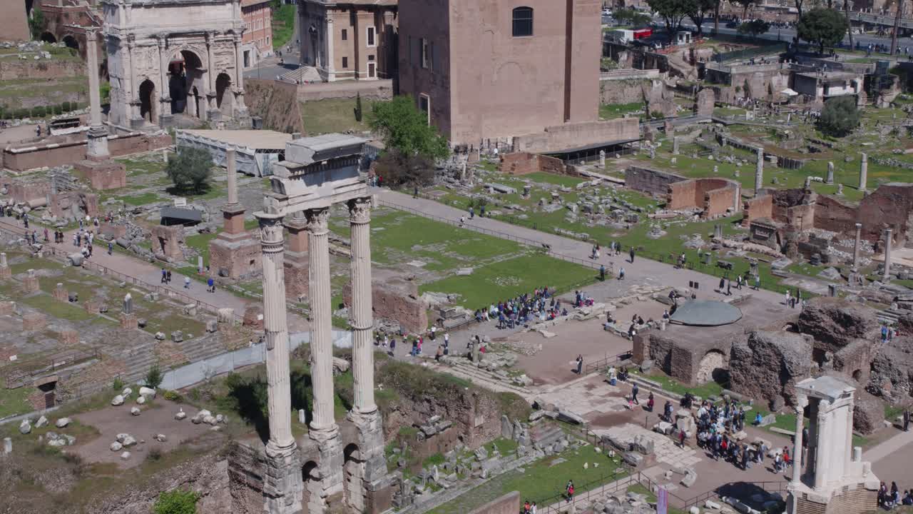 Pemandangan Udara Reruntuhan Forum Romawi dengan Turis di Roma, Italia
