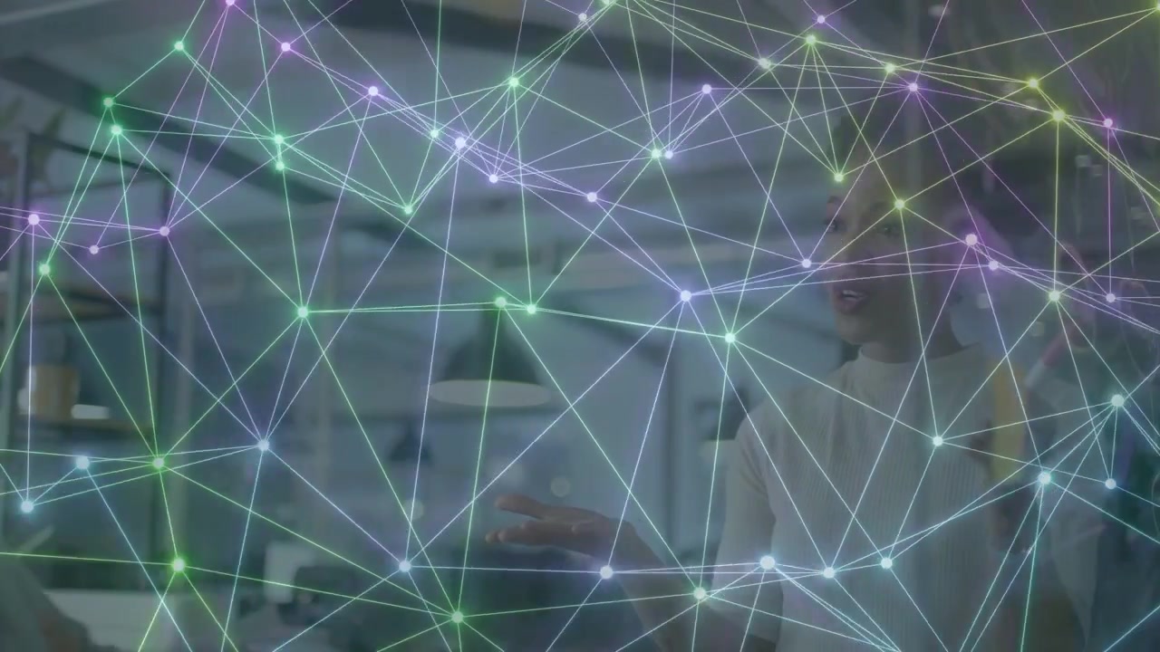 Donna che alza le mani in ufficio, usando una sovrapposizione di rete con nodi che si riorganizzano, mostrando dati tecnologici.