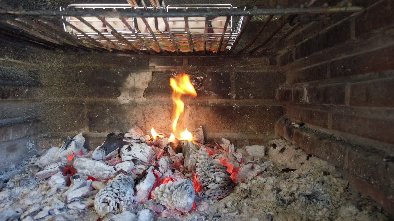 꼬챙이는 바베큐를 하지 않고 기름을 떨어뜨리고 숯에 불을 붙입니다.