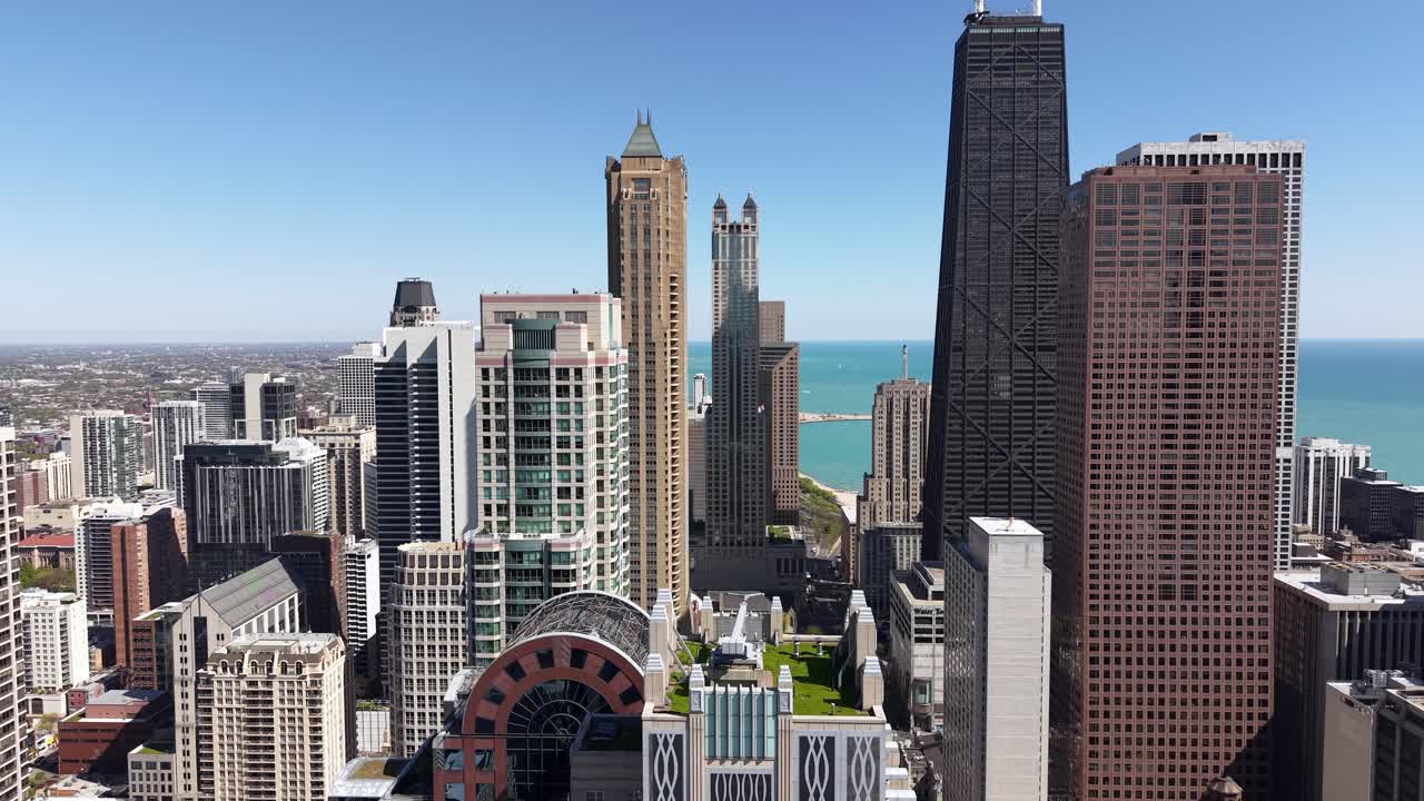 Chicago, USA, ripresa aerea cinematografica dei grattacieli della città con il lago Michigan sullo sfondo