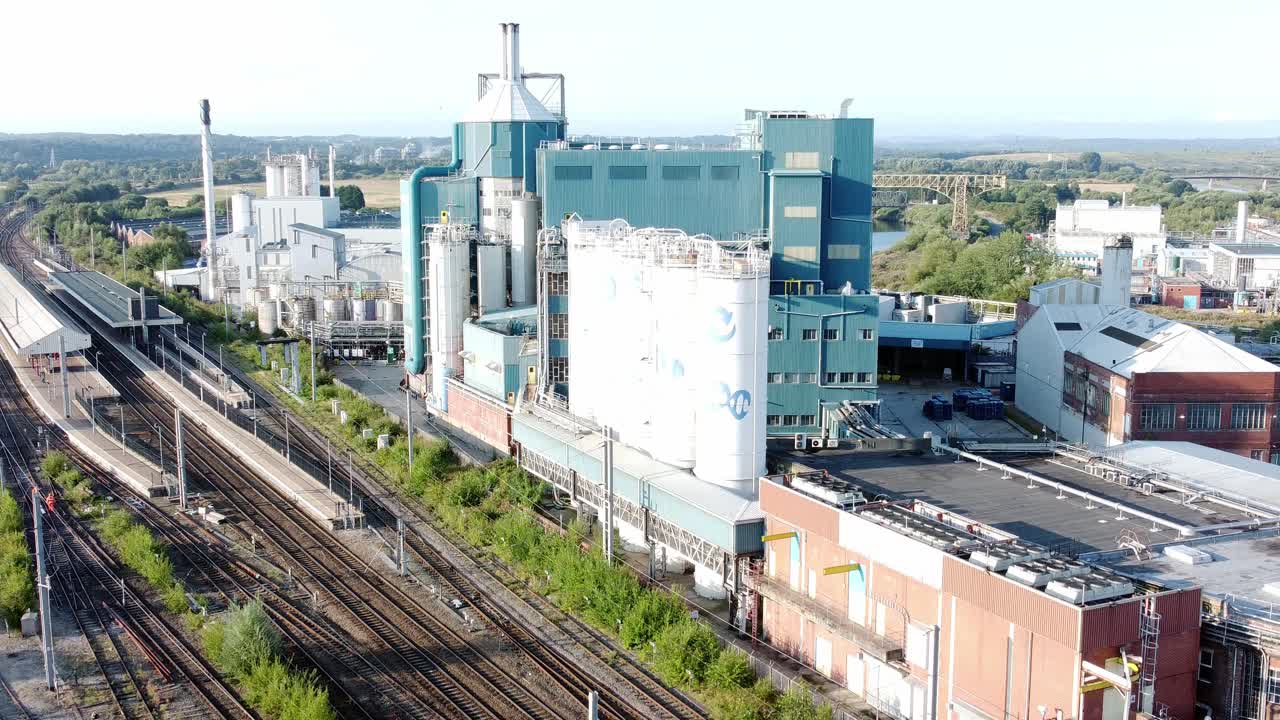 fábrica de fabricación de productos químicos industriales junto a warrington bank quay vías de tren vista aérea