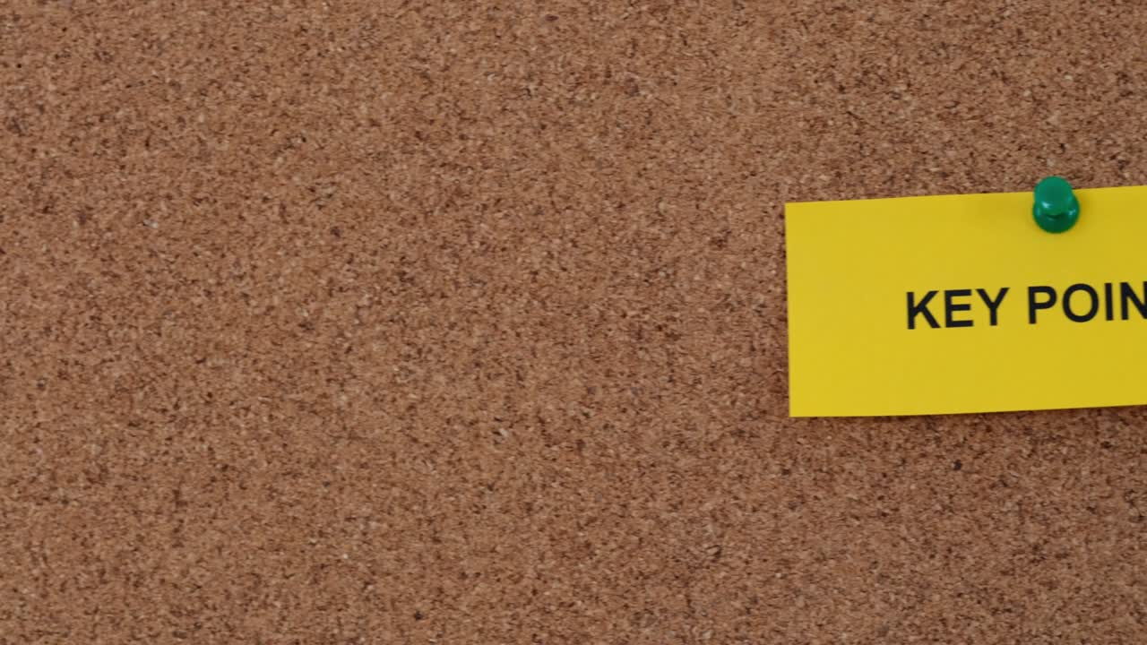 "키 포인트 (key points) 라는 단어가 붙어있는 적적한 메모가 코크 보드에 붙어 있습니다."""