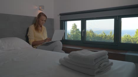 Frau-Unterhält-Sich-Per-Video-Im-Hotelzimmer