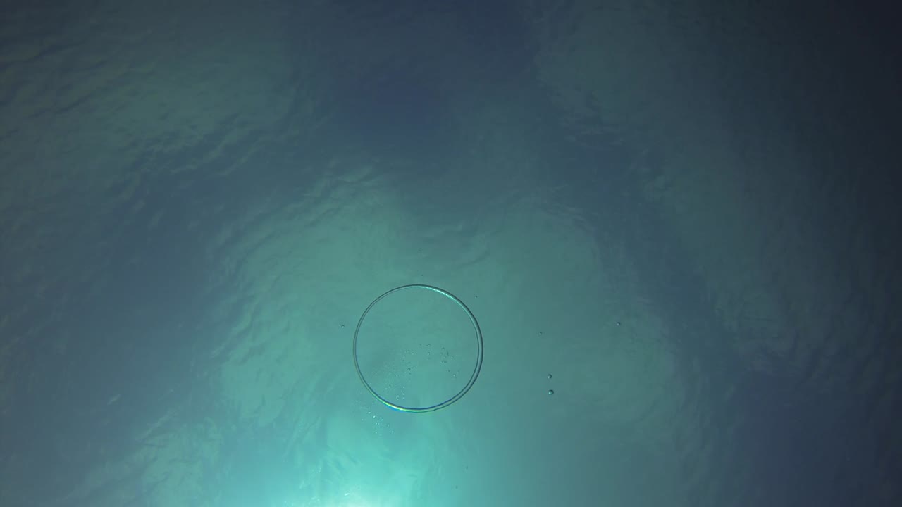 水中のリング