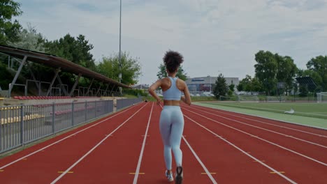 mujer corriendo en una pista