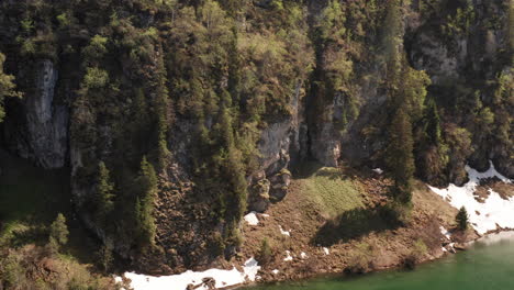 Incline-Hacia-Arriba-De-La-Cresta-De-La-Montaña-Cerca-Del-Lago