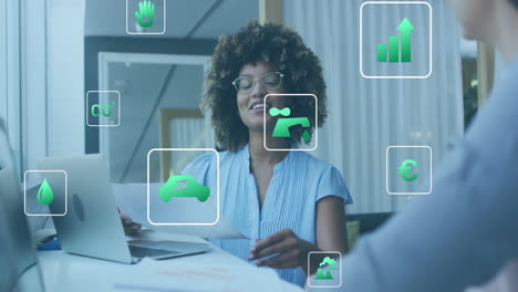 animación de iconos de ecología sobre diversos colegas que usan portátiles y discuten el trabajo en la oficina