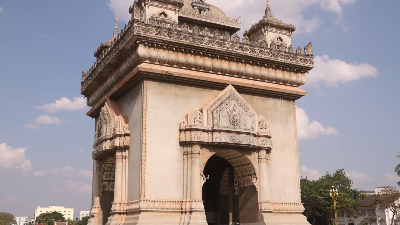cielos azules y nubes detrás del monumento a la victoria de patuxai en el centro de vientiane, laos