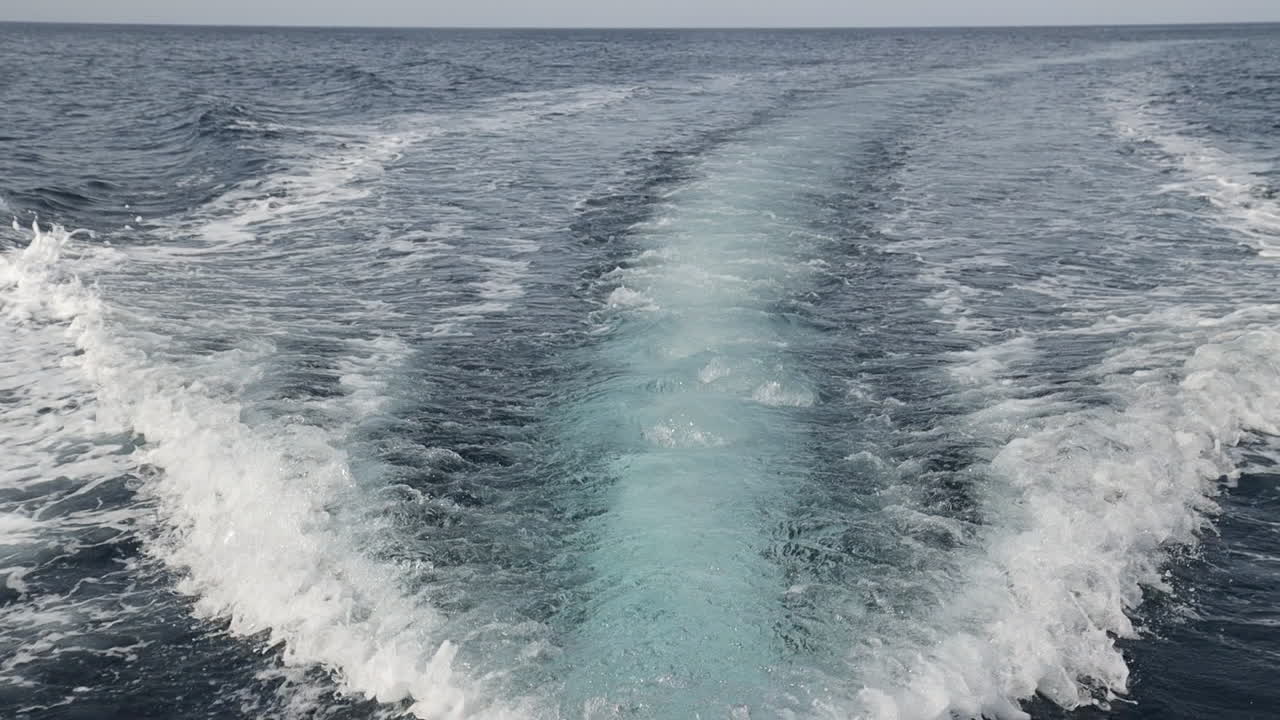 바다에서 보트 웨이크