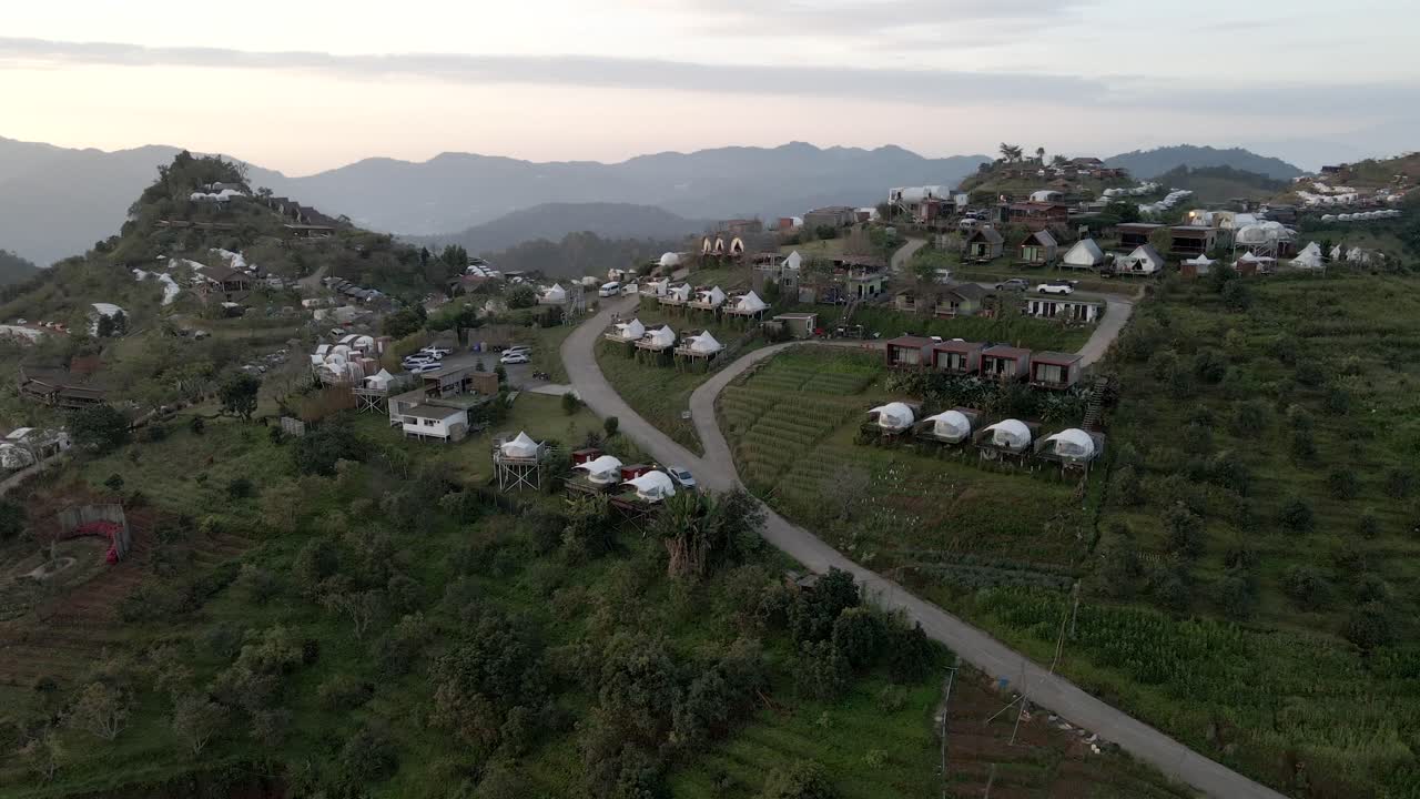 Tomada de drone em órbita revelando a vila de camping na Tailândia