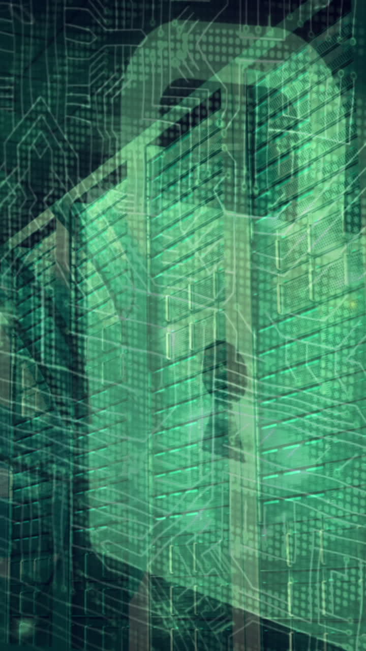 animación del candado de seguridad en línea y procesamiento de datos a través de placas de circuitos y servidores informáticos