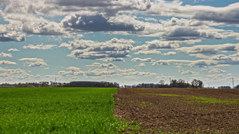 Time-lapse-shot-of-clouds-in-blue-sky