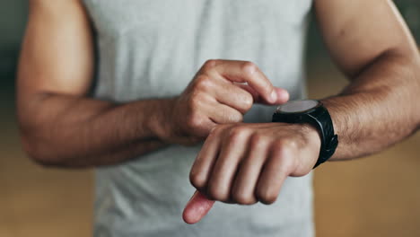 reloj inteligente, manos y hombre en el gimnasio para el fitness
