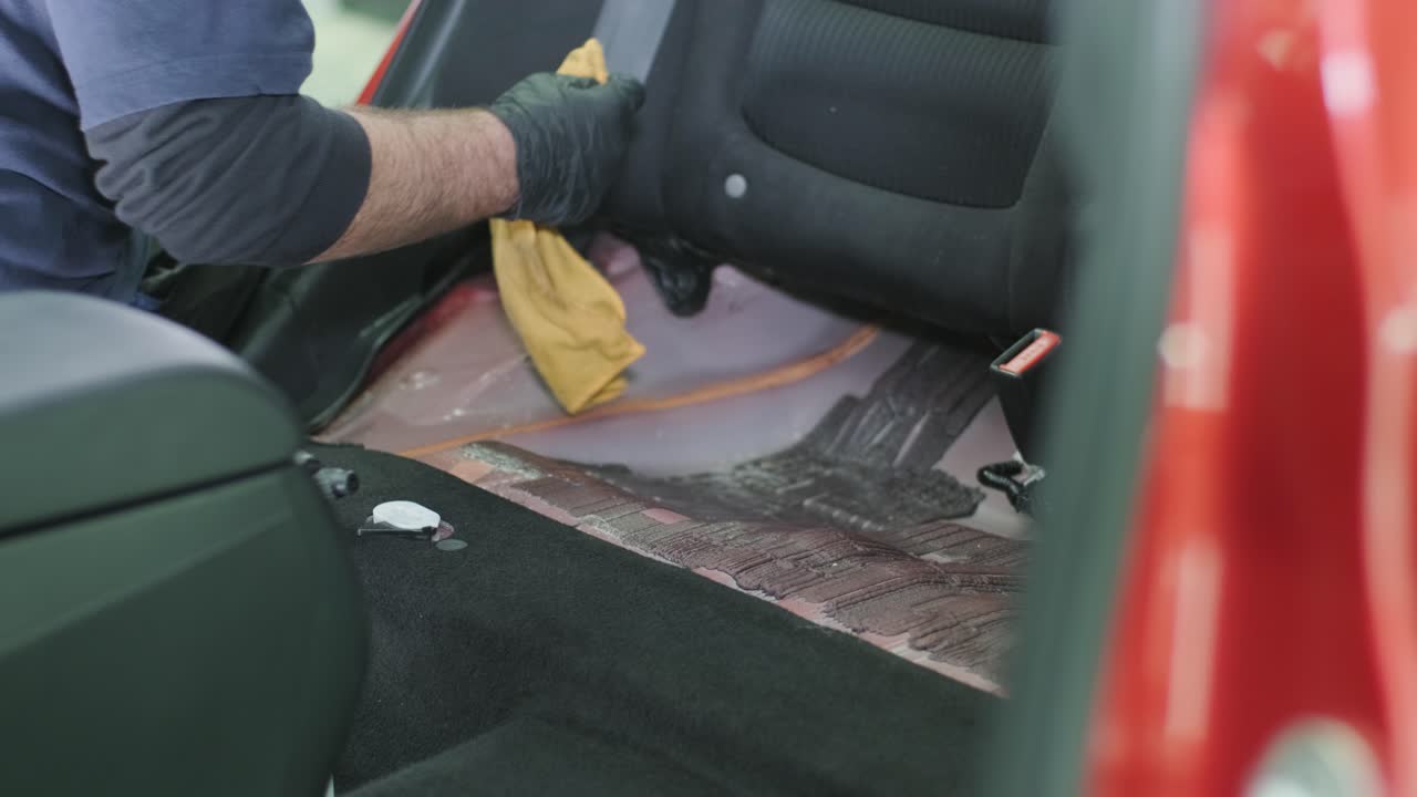 limpieza profesional de automóviles. lavado de sars. detalles interiores. limpieza en seco y detalles del interior de un automóvil. limpeza profunda de asientos. limpeza de espuma en el lavado de automóviles; limpieza del panel del automóvil del polvo. una aspiradora