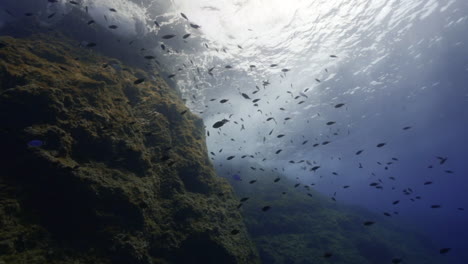 Unterwasseransicht-Von-Wellen,-Die-Auf-Felsen-Im-Mittelmeer-Brechen