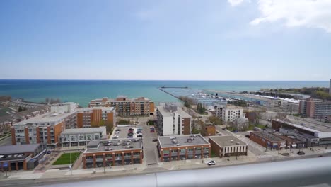 Vista-Desde-El-Balcón-De-Un-Apartamento-De-Mississauga-Con-Vistas-Al-Lago-Ontario