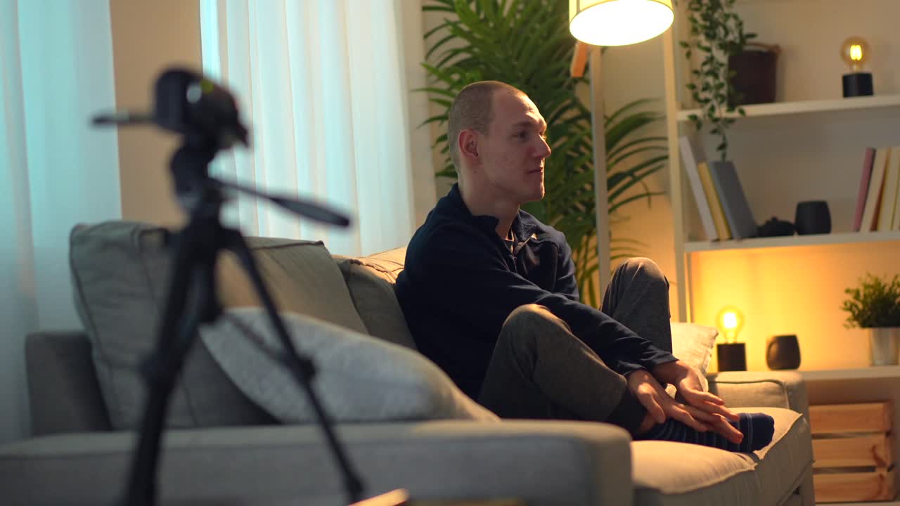 Uomo che fa vlog dal divano