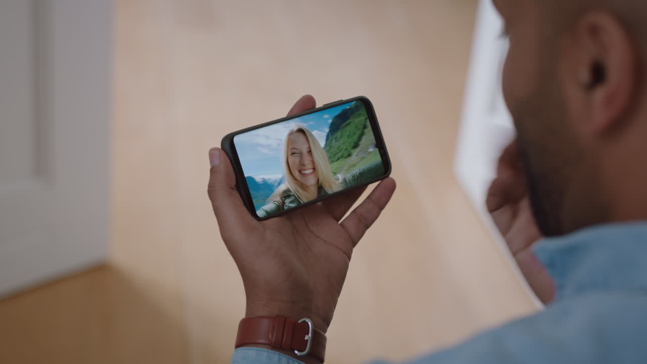 hombre joven chateando en video con su novia en el teléfono inteligente saludando con la mano mujer joven compartiendo viajes de vacaciones en noruega pareja que tiene una relación a larga distancia