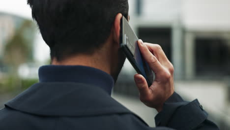 外で電話で話している男性