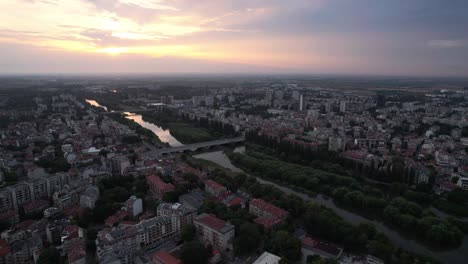 toma aérea giratoria del casco antiguo de plovdiv, bulgaria con el teatro romano de philippopolis