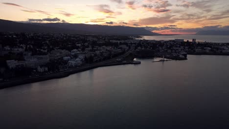 Antena-Sobre-Akureyri,-Norte-De-Islandia-Al-Atardecer