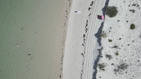 vista aérea de una isla paradisíaca con un impresionante contraste entre el mar y la arena