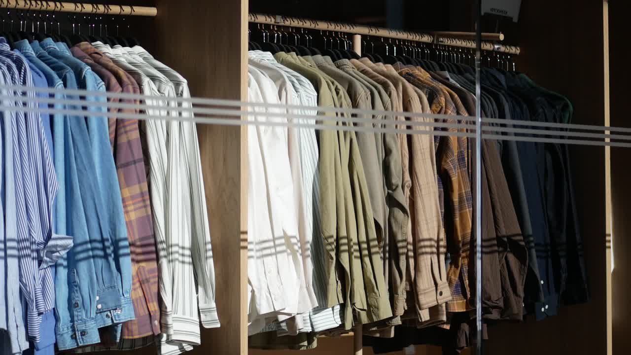 옷 가게 에 있는 남자 의 셔츠 의 랙