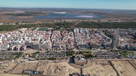 Vista-Panorámica-De-La-Playa-Praia-De-Monte-Gordo-Cerca-De-La-Ciudad-De-Monte-Gordo-En-El-Este-De-Algarve,-Portugal