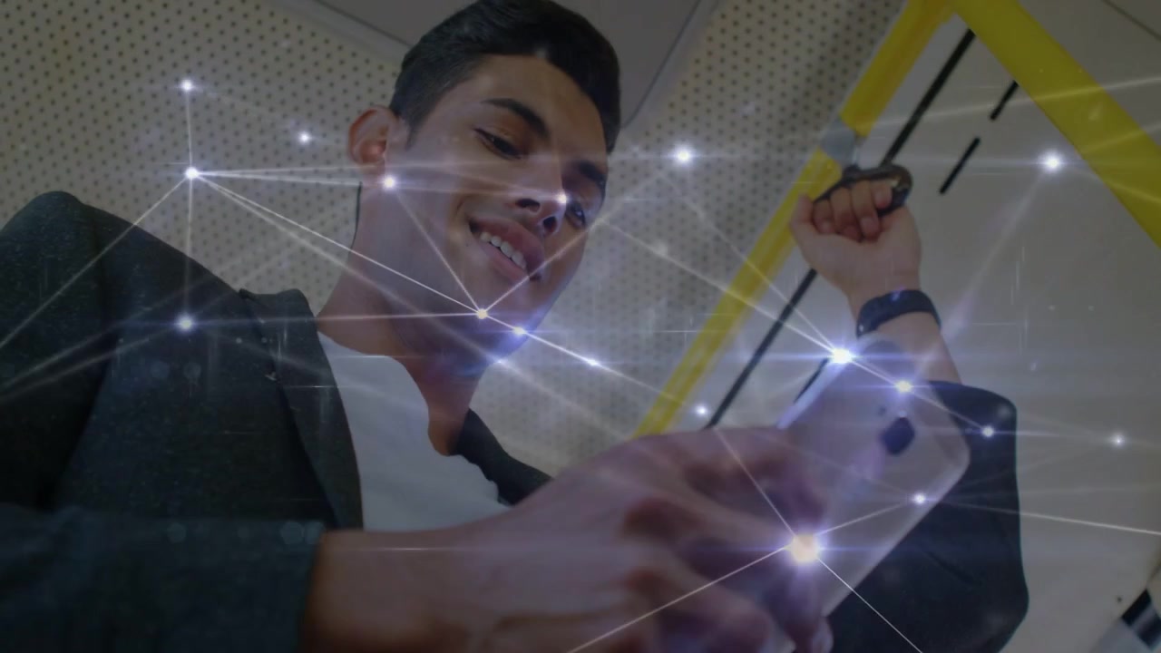 Video vertical: Hombre sujetando una correa, usando el móvil en el tren, con nodos tecnológicos brillantes y atractivos elevándose sobre él