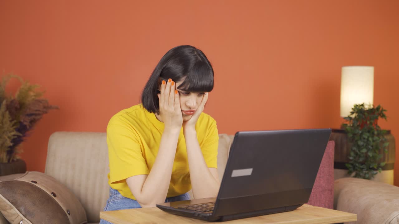 la mujer que mira la computadora portátil se frustra.