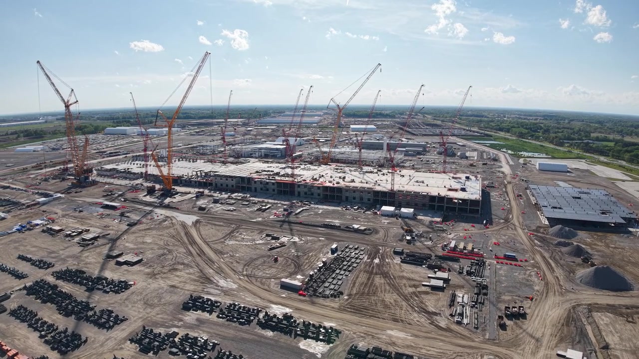 Vista aerea sul vasto cantiere della fabbrica di semiconduttori Intel con gru e strutture in acciaio