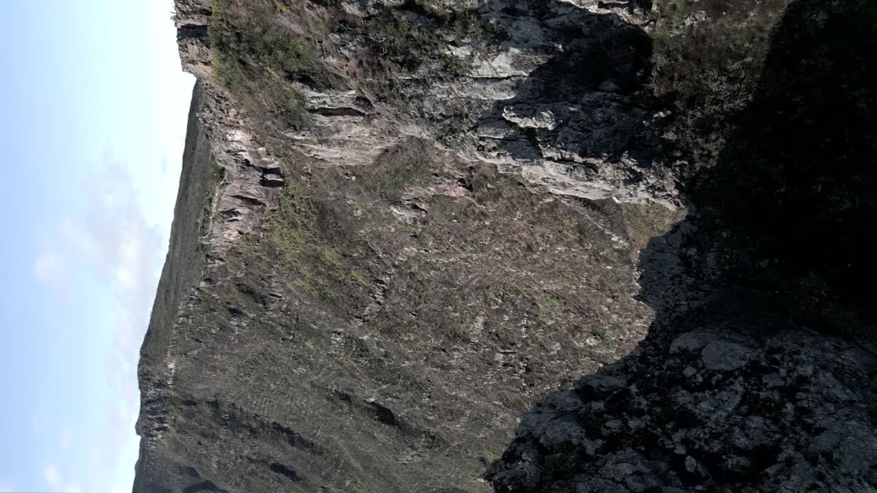 일출 직후 거대한 분화구에 있는 라 레위니옹 섬에 있는 두 개의 첨탑을 통해 날아가는 드론의 아름다운 수직 4k 비디오