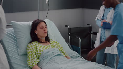 equipo clínico monitoreando a la mujer enferma poniendo máscara de oxígeno analizando la enfermedad respiratoria