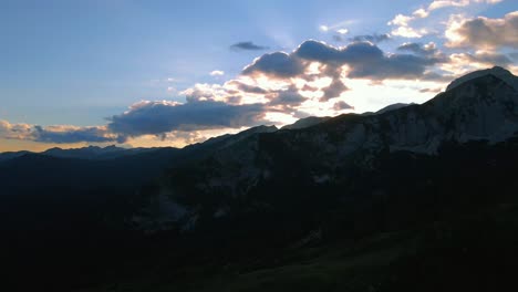 Bewegte-Drohnenaufnahmen,-Die-Die-Slowenischen-Berge-Hinauf-Gefilmt-Wurden