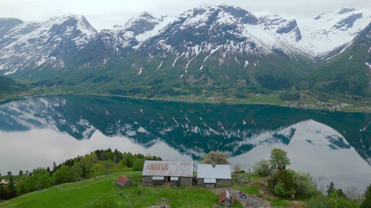 дронные кадры удивительного панорамного вида в стрине, озере оппстрин, норвегия