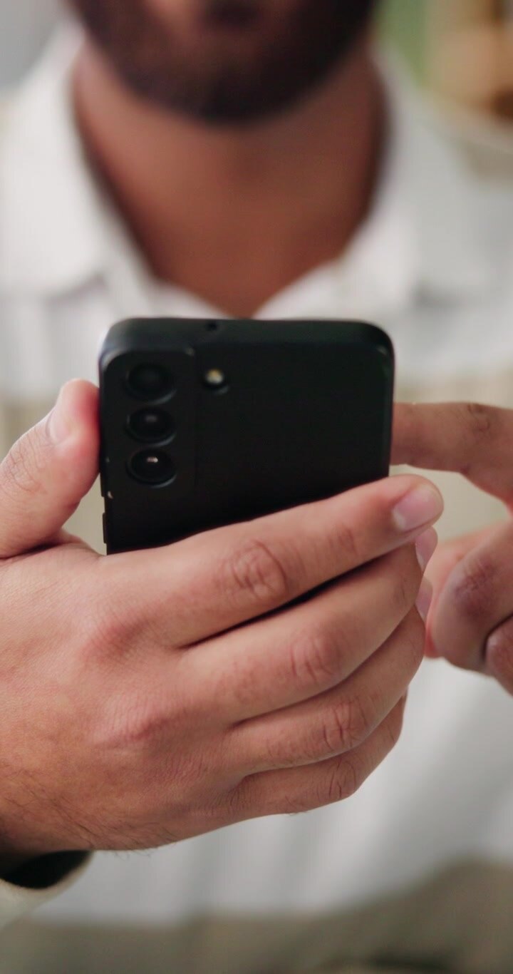Primo piano di un uomo che usa uno smartphone