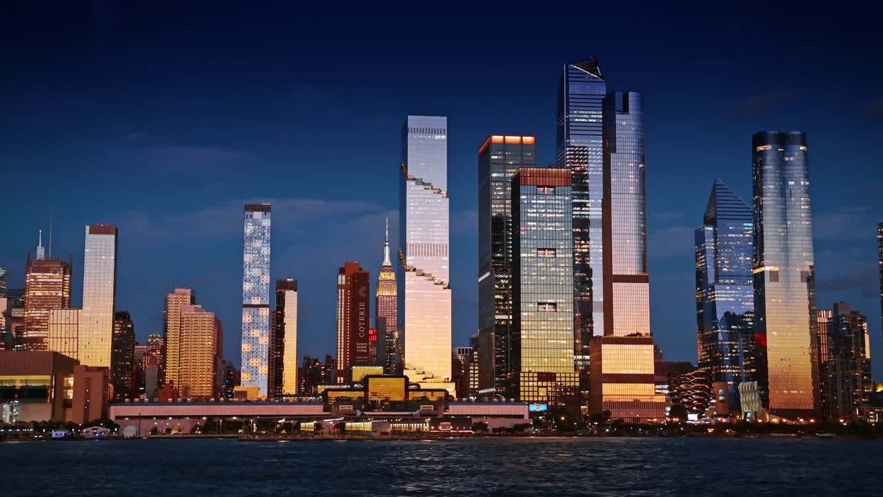 Nova York, EUA, 1 de agosto de 2025: arranha-céus do Hudson Yards ao pôr do sol. Arranha-céus modernos do Hudson Yards refletindo a luz dourada do pôr do sol