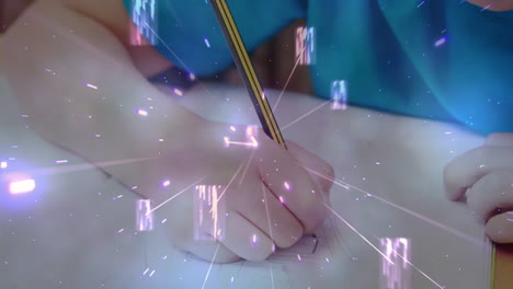 animación del procesamiento de datos sobre las manos de niños caucásicos escribiendo en la escuela