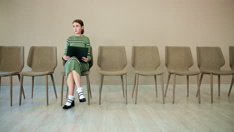 mujer sentada en una sala de espera
