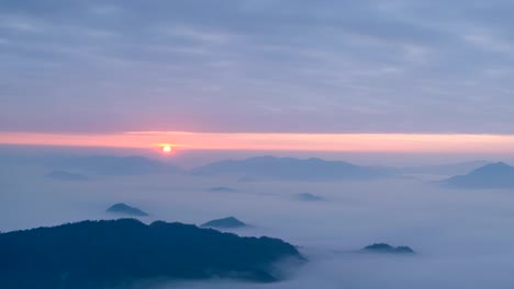 아름다운 산과 안개, 시간 지연과 함께 아침 해가 뜨는