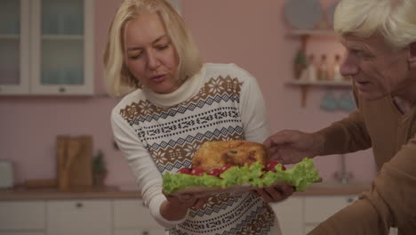 abuela sirviendo la cena de navidad