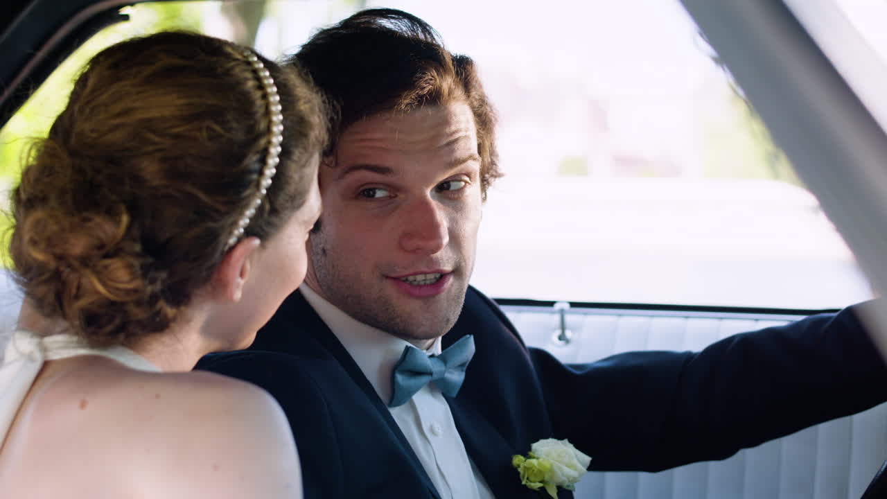 그냥 결혼한 커플이 차에 앉아있어요