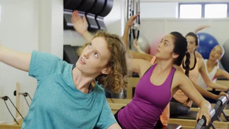 Hermosas-Mujeres-Haciendo-Ejercicio-En-El-Gimnasio