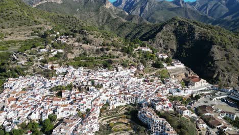 Frigiliana-White-Village-En-Las-Montañas-De-Málaga,-Andalucía,-España---Antena-4k-Inclinada-Hacia-Arriba