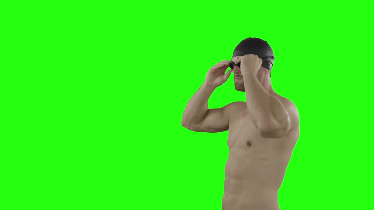 пловчик надевает плавательные очки и позирует